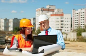 dois construtores trabalham no local de construção